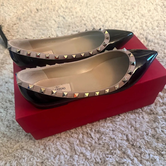 Authentic VALENTINO
Black/Nude Patent Leather Rockstud Flats Size US 38 - Picture 7 of 12